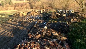 Za domy im navozil 700 ton odpadu a zmizol. Páchateľovi hrozí dvojročné väzenie