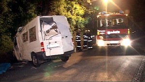 Vodič (†22) vyletel z auta, zastavil ho až strom