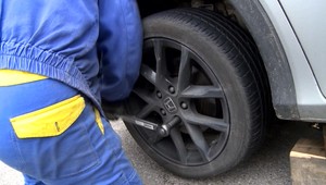 Obyvatelia sídliska majú hlavy v smútku.  Vandal v noci prepichol gumy na 35 autách