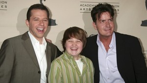 Charlie Sheen na mizine! Vykopli ho zo seriálu Dva a pol chlapa