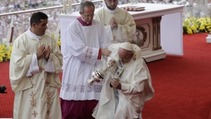 Pápež v Poľsku. Pred začiatkom omše František spadol, no bohoslužbu odslúžil