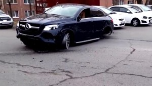 VIDEO: Mladá blondínka na luxusnom Mercedese porozbíjala 11 áut