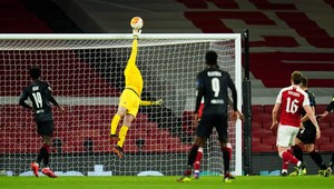 Nový Petr Čech? Brankár Slavie sa krátko po hororovom zranení vrátil a vychytal remízu s Arsenalom