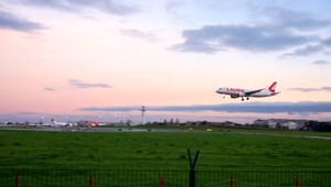 Uviaznutí kamionisti sa na Vianoce domov nedostanú, začali v Británii štrajk