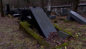Zničený židovský cintorín v Rajci nebol jediný prípad. Náhrobné kamene pováľali aj v Námestove