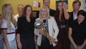 Hokejbalistky v politike. Karafiátová ocenila Karafiátovú