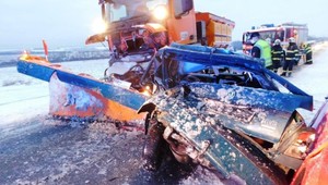 FOTO: Cestárske vozidlo sa zrazilo s dvoma autami, cesta zostala po nehode neprejazdná