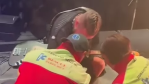 Pád medzi ľudí neostal bez následkov! Líder českej kapely skočil z pódia, dopadlo to veľmi zle!