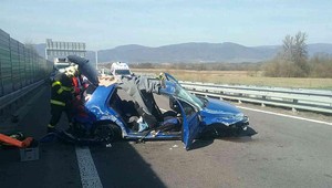 Na R1 vyhasol ľudský život. Dievčina po náraze vypadla z auta a podľahla zraneniam