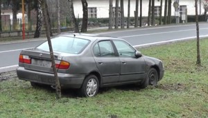 Ukradol auto susede. Po pár metroch mu ale došiel benzín