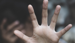 Pálili ju cigaretami, bili bičom a zneužívali. Maloleté dievča bolo týrané tromi generáciami svojej rodiny