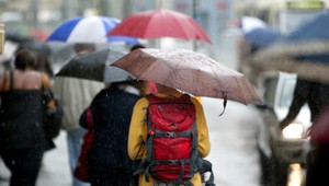 Predpoveď počasia. Deti pôjdu do školy pod dáždnikom a v dlhých rukávoch