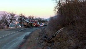 Auto sa prevrátilo na strechu, pre nehodu museli uzavrieť cestu