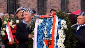 V Osvienčime sa zišli stovky pamätníkov holokaustu. Pri spomienkach na nacistické peklo sa im tisli slzy do očí