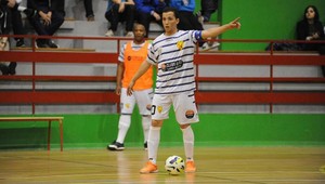 Ten sa s tým nekašľal! V múre všetci aj brankár, bomba futsalistu do vinkla!