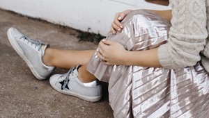 Viete, ako nosiť  tenisky so sukňou vkusne a štýlovo? Máme pre vás rady od stylistu!