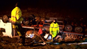 Kamión zletel z cesty do poľa. Museli uzavrieť cestou a zavolať špeciálnu odťahovku