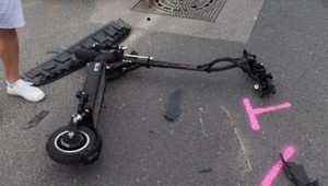 Jazda pod vplyvom alkoholu na elektrickej kolobežke sa skončila nehodou. Vodičovi hrozí vysoká pokuta
