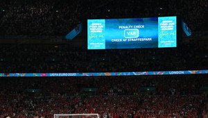 Ďalšia výhoda Angličanov? Na VAR-e budú vo finále aj rozhodcovia, ktorí uznali spornú penaltu