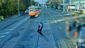 Chlapec vbehol pod idúcu električku. Priznáva, že bol nepozorný
