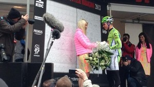 Džentlmen Sagan sa ospravedlnil a vyhral. Ruky mal hore v cieli i na pódiu