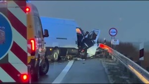 Tragédia na R2: Čelná zrážka osobného auta a dodávky si vyžiadala jeden život