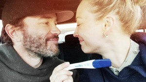 Hviezda seriálu Teória veľkého tresku oznámila tehotenstvo: Šťastie našla po boku tohto muža!