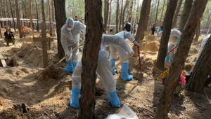 V oslobodenom Izjume začali s exhumáciou hrobov. Chcú odhaliť vojnové zločiny