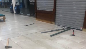 Vlámanie do nákupného centra v Bratislave. Zlodeji sa pokúsili vykradnúť zlatníctvo