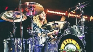 Rocker s bodnými ranami v bruchu! Mal to byť šialený spôsob samovraždy?!