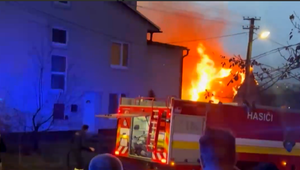 Obyvateľov vydesili plamene: Silný vietor mohol požiar rozšíriť ďalej