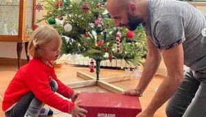 Pred dvomi rokmi si adoptoval dievčatko, ktoré nikto nechcel: Takto sa tešia na spoločné Vianoce