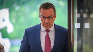 Zvýšením minimálnej mzdy stúpa aj tlak na rast platov