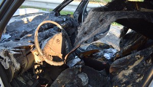 Auto po nehode zachvátili plamene. Vodička nafúkala