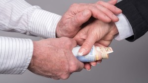 Titul získal za úplatok, aj napriek tomu oň nepríde