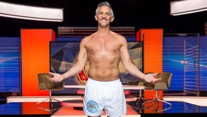 Lineker splnil sľub. Program na BBC uvádzal v trenírkach