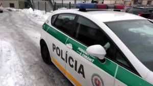 Vyhrážanie zabitím a vulgárne nadávky. Muž svoju priateľku zamkol v byte a mlátil ju