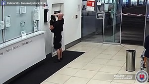 VIDEO: Ukradnutý defibrilátor z autobusovej stanice už opäť visí na svojom mieste. Vrátil ho sám zlodej