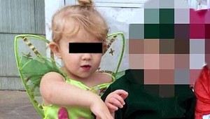 Dievčatko (3) sa dostalo z autosedačky. Otčim ju za to smrteľne kopol do hlavy