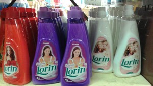 Pozor na fejkové pracie prášky a aviváže. Colnci urobili raziu