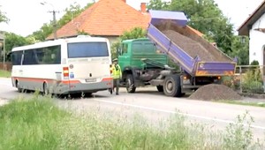 Matej (13) skončil pod kolesami autobusu, vybehol spoza auta