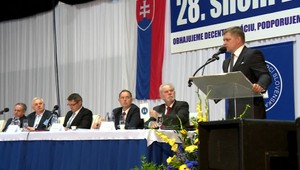 Na snem primátorov a starostov pozvali aj Fica s Kiskom. Ruku si nepodali