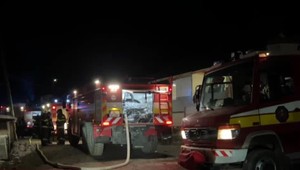 Rodina prišla o svoje skromné bývanie. Večer po zakúrení v piecke príbytok zničili plamene