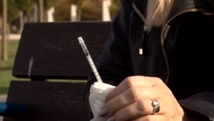 Chlapec (5) sa pri hre pichol na injekčnej striekačke. Bola odhodená na ihrisku