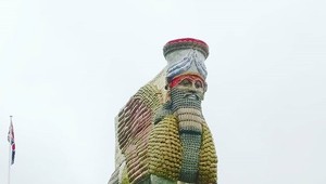 Repliku sochy, ktorú zničil islamský štát vytvoril z plechoviek od sirupu