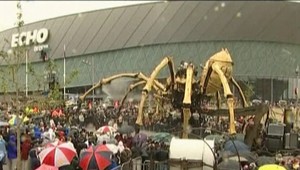 Gigantický pavúk obsadil ulice Liverpoolu