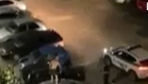 Vyskočil zo štvrtého poschodia a skákal po autách. Policajtom tvrdil, že si dal kokaín