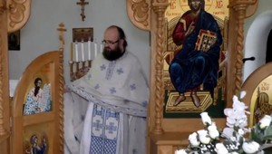 Aj kňazi podliehajú móde. Ten z východného Slovenska sa rozhodol pre letné rúcho