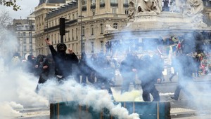 Paríž napriek zákazu zaplavili protesty. Polícia použila slzný plyn