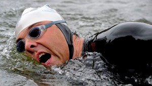 Britský komik Williams preplával 225 km po Temži!